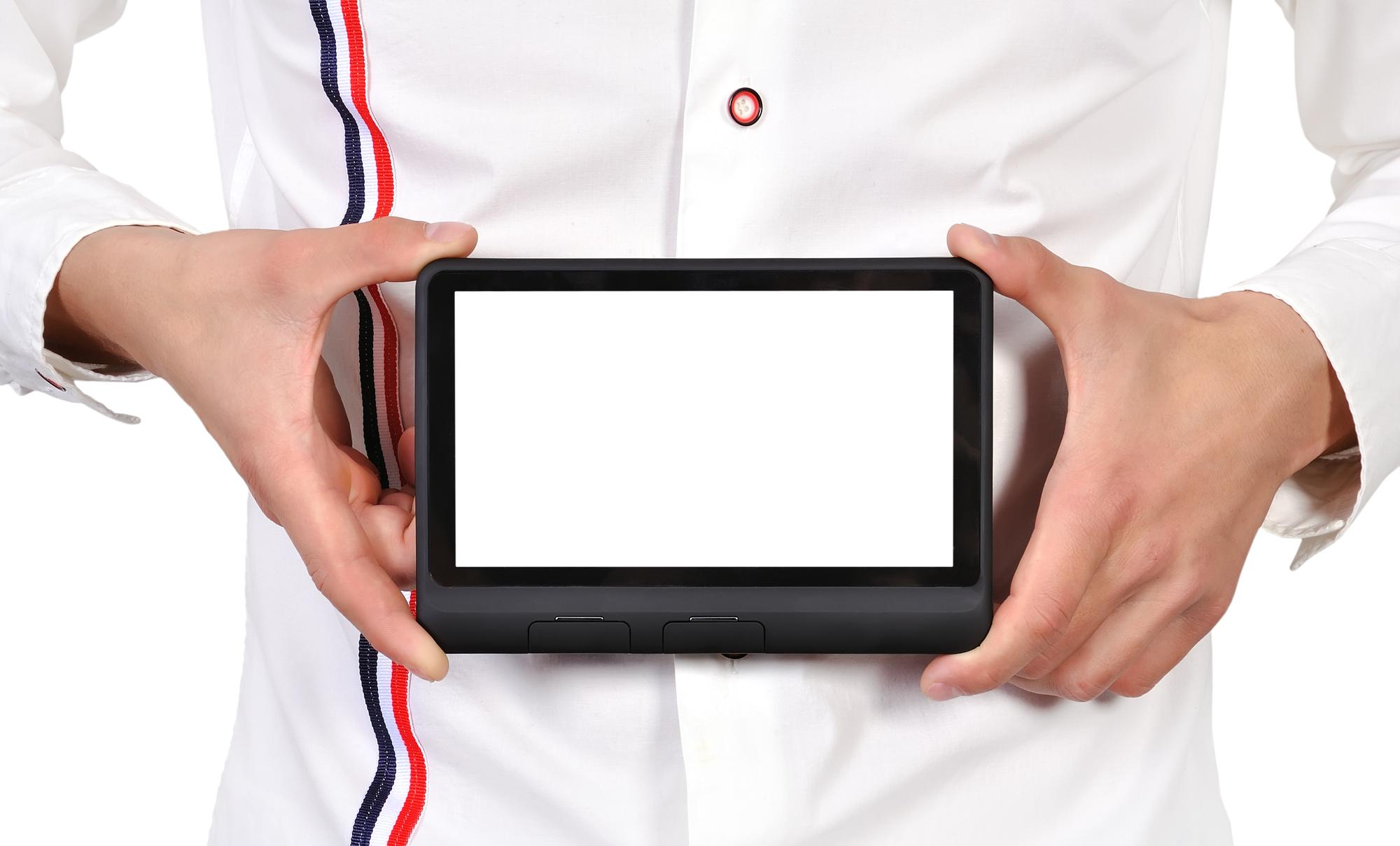 Chef con tablet che insegna ricetta moderna
